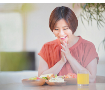 食事をする女性のイメージ