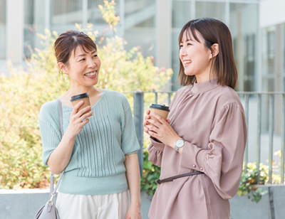 楽しく談笑している女性のイメージ