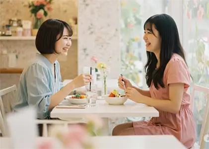 カフェでランチをする二人