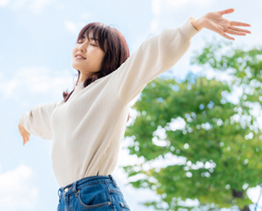 手を広げてリラックスするイメージ