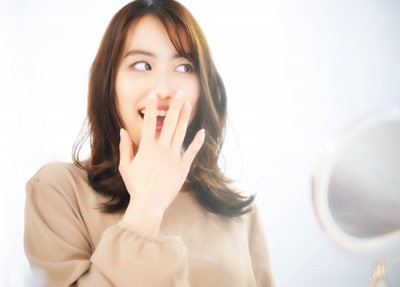 驚く女性のイメージ