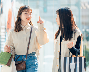 会話する友人同士のイメージ